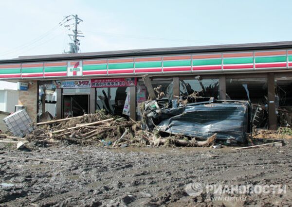 Последствия землетрясения и цунами в городе Сендай в 300 километрах от Токио в Японии.