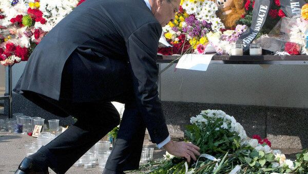 Глава МИД РФ возложил цветы к стенам посольства Японии в Москве