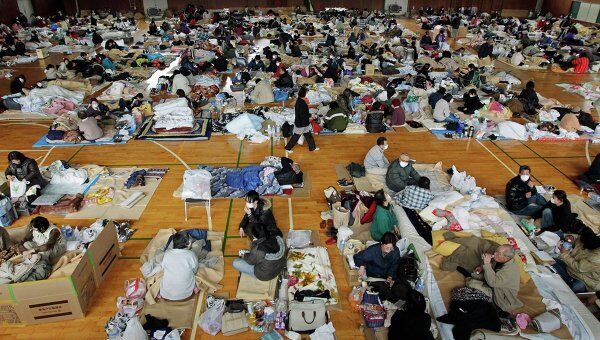 Люди эвакуированные из 20-километровой зоны вокруг японской АЭС Фукусима-1