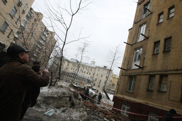 Четыре балкона жилого дома обрушились во вторник в Москве