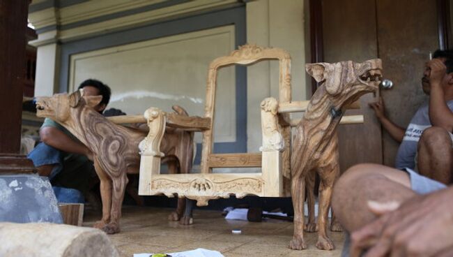 Stefan Sagmeister, Dogchair, YEAR, wood, Courtesy MAK. Работа представлена на выставке Австрия, давай!