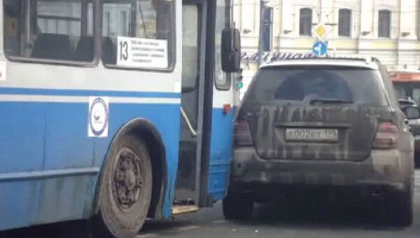 Троллейбус и Mercedes не поделили перекресток в центре Москвы 