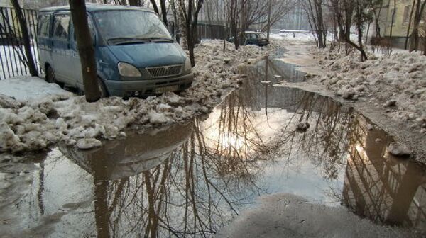 Тающий снег затопил дворы в Москве 