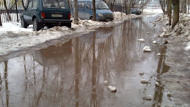 Тающий снег затопил дворы в Москве