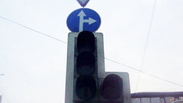 Из-за поломки светофора перекресток в Москве регулировал милиционер   