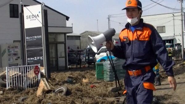 Подземные толчки мешают спасательным работам в японском Сендае