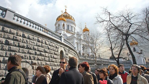 Люди около храма Христа Спасителя в Москве. Архив