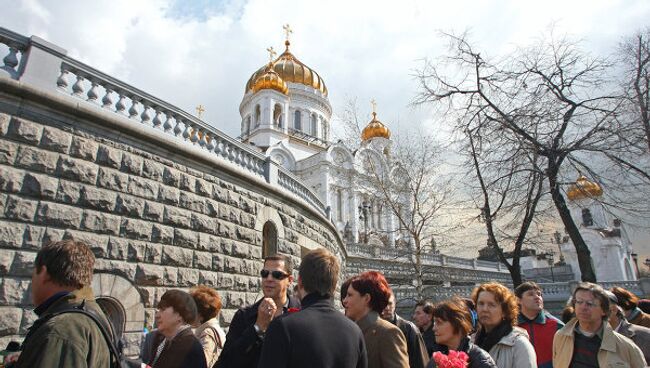 Люди около храма Христа Спасителя в Москве. Архивное фото