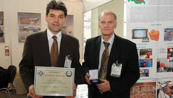 Учредитель фирмы Лайф сенсор Гайрат Икрамов (слева)