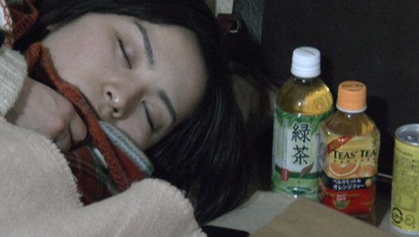 Лишившиеся домов жители Сендая спят на картоне в здании префектуры