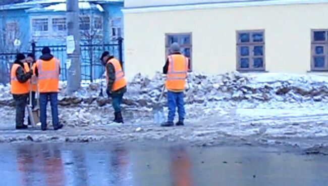 Дворники Вологды массово работают на расчистке городских дорог