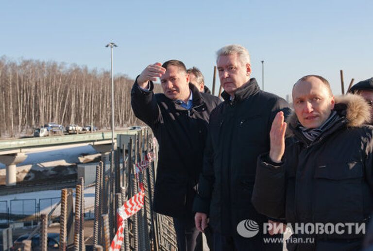 Мэр Москвы Сергей Собянин проинспектировал ход строительства автомобильной развязки на пересечении проспекта Маршала Жукова с МКАД и Новорижским шоссе