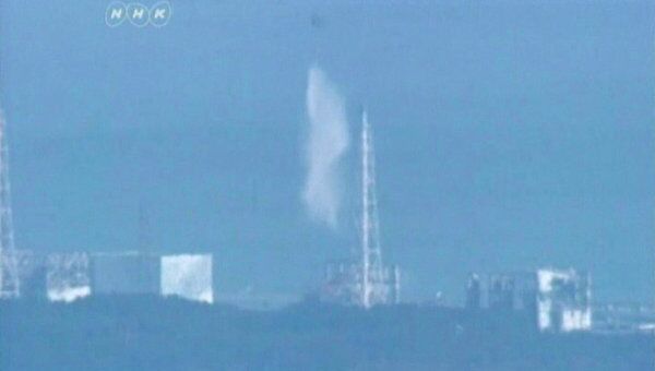 Вертолет сил внутренней безопасности Японии сбрасывает воду на аварийную японскую АЭС Фукусима-1, 17 марта 2011