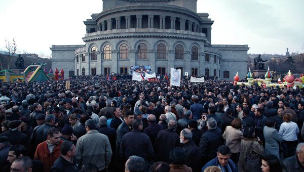 Митинг оппозиции на площади Свободы в Ереване. Архив