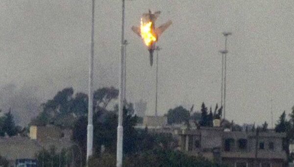 Очевидцы сняли на видео падение военного самолета сил Каддафи