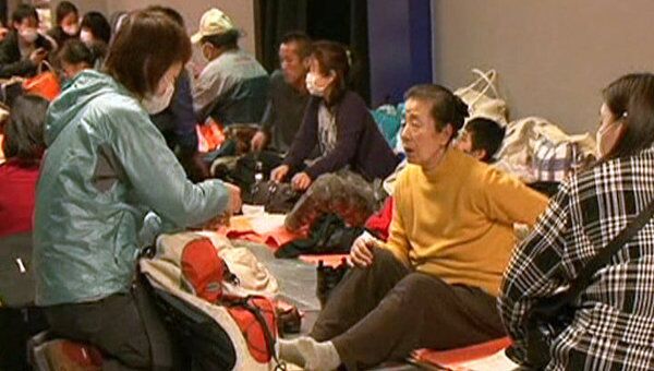 Сотни эвакуированных из радиационной зоны японцев разместили на стадионе