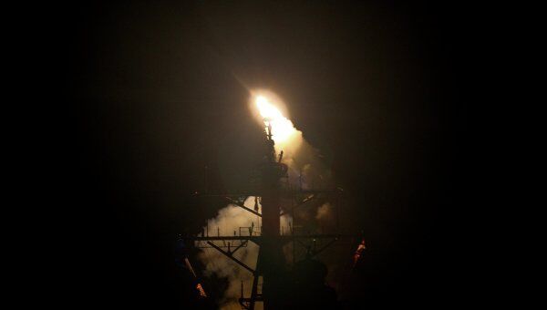 Запуск ракеты с американского эсминца во время военной операции в Ливии