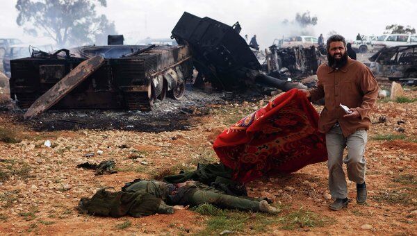 Последствия авиаудара по силам Каддафи на южной окраине Бенгази