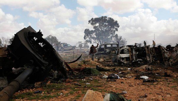 Последствия авиаудара по силам Каддафи