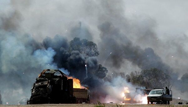 Авиаудар по верным Каддафи силам на дороге между Бенгази и Ajdabiyah