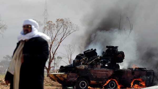 Последствия авиаудара по силам Каддафи на окраине Бенгази