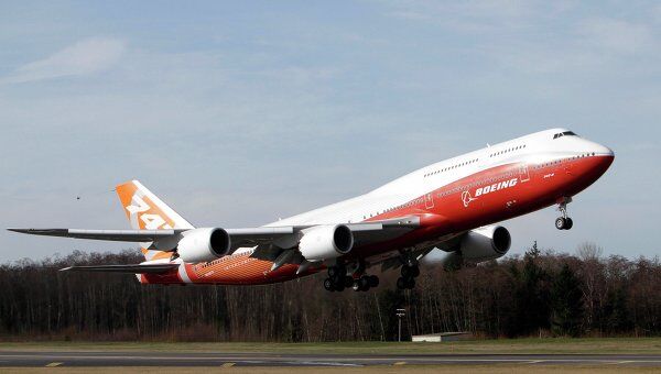 Самый длинный пассажирский самолет Boeing 747-8 совершил первый полет