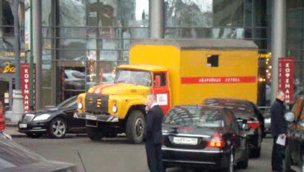В центре Москвы столкнулись Lexus, Suzuki и Mercedes. 