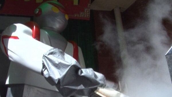 Робот Ультрамен работает поваром в китайском ресторане