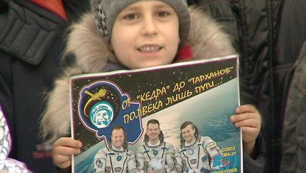 Новый экипаж МКС на космодром Байконур провожали школьники