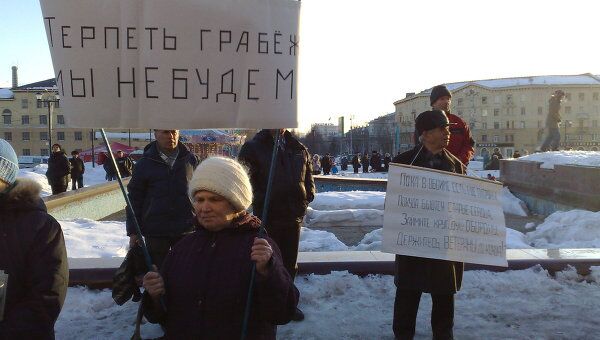 Митинг против отмены льгот на проезд для пенсионеров в Новосибирске