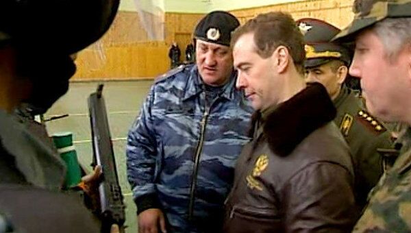 Омоновцы показали Медведеву свое мастерство и несмертельное оружие
