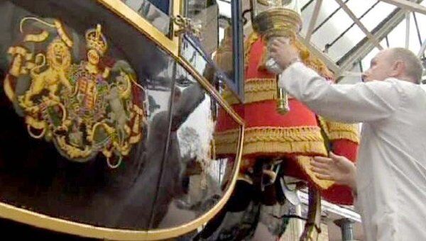 В королевской конюшне полируют кареты к свадьбе принца Уильяма и Кейт Миддлтон