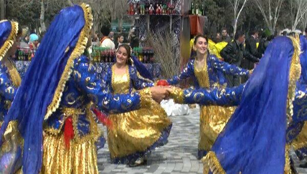 Жители Баку встретили весну состязаниями силачей и танцами
