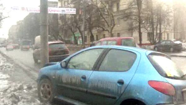 Peugeot въехал столб на Люсиновской улице 