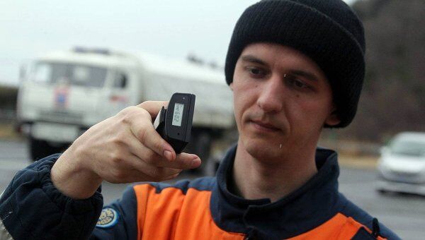 Спасатель МЧС России с дозиметром, архивное фото