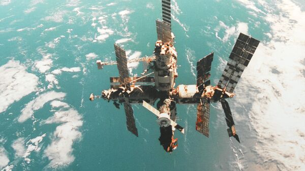 Репродукция с фотографии орбитальной станции Мир