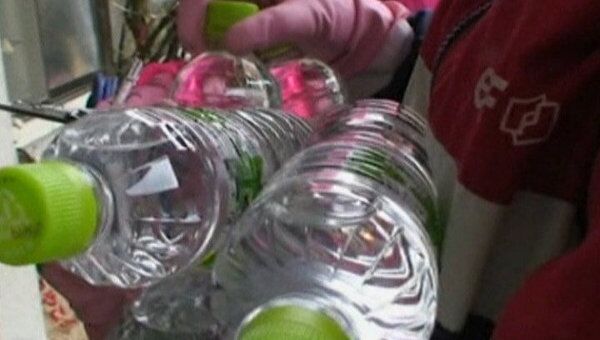 Жителям японской деревни вблизи АЭС поставляют воду в бутылках