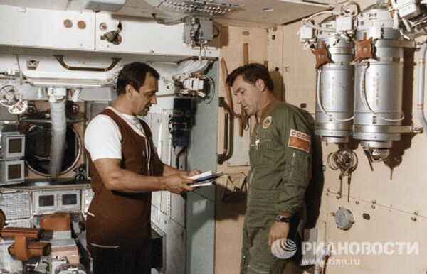 Летчики-космонавты СССР Валерий Поляков и Александр Серебров