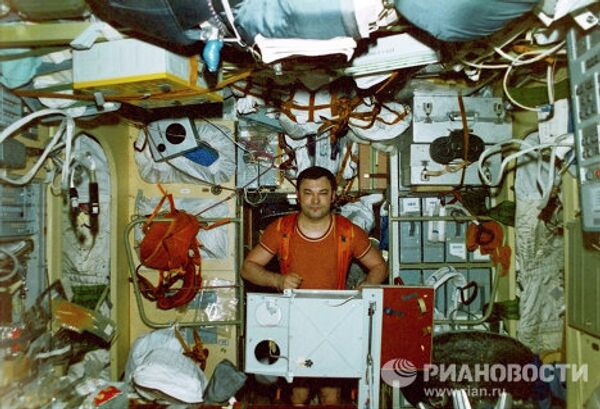 Космонавт Ю.Романенко на борту орбитальной станции Мир