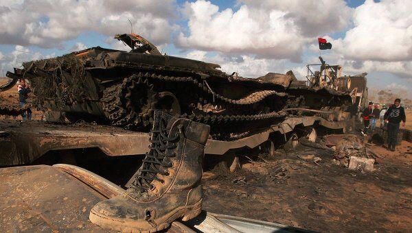 Подбитый танк после воздушного удара коалиционных сил в Ливии