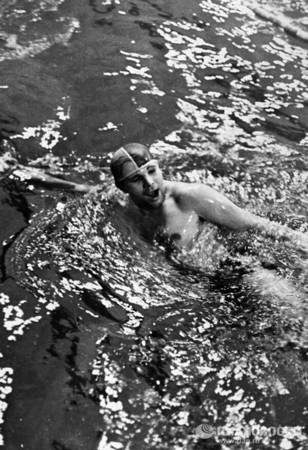 Гагарин на занятиях по плаванию