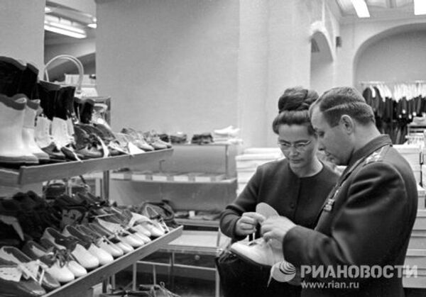 Гагаринс женой в магазине