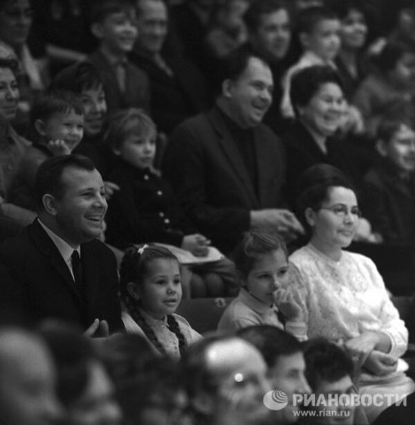 Юрий Гагарин с семьей в московском цирке