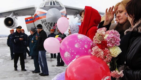 Встреча спасателей МЧС России, прибывших из Японии, на аэродроме Раменское