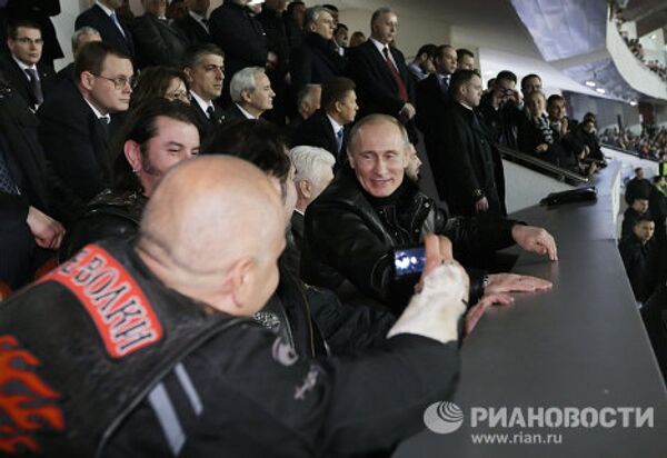 В.Путин встретился с представителями байкерского движения Ночные волки и посмотрел вместе с ними товарищеский матч