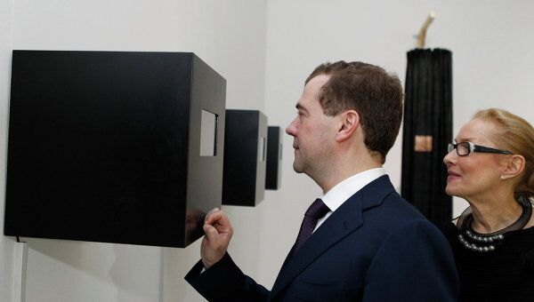 Президент РФ Д.Медведев посетил выставку арт-объектов в Московском Доме фотографии