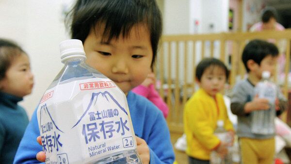 Раздача питьевой воды детям в Токио
