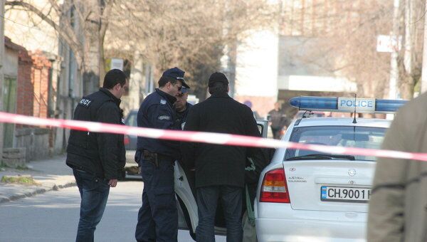 Вооруженный грабитель взял заложников в банке в городе Сливен