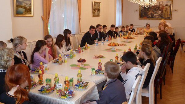 Группа российских детей на встрече в посольстве РФ в Словакии