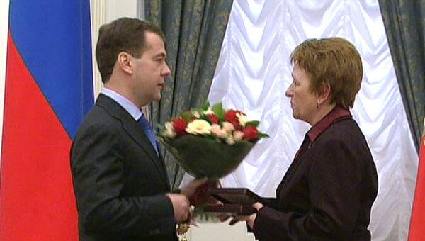 Медведев передал матери погибшего в Чечне офицера награду сына